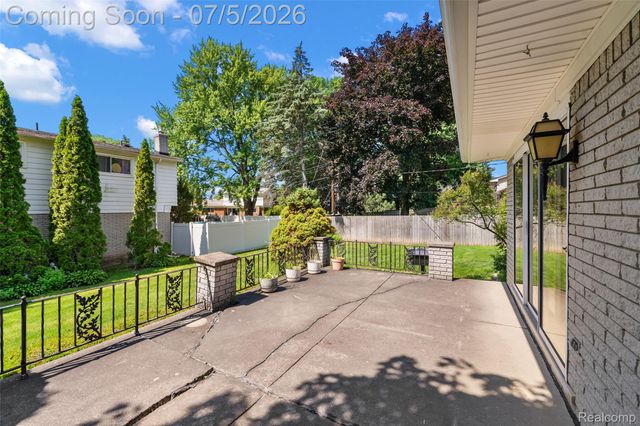 17048 Harbor Hill Drive, Clinton Charter Township, MI 48035