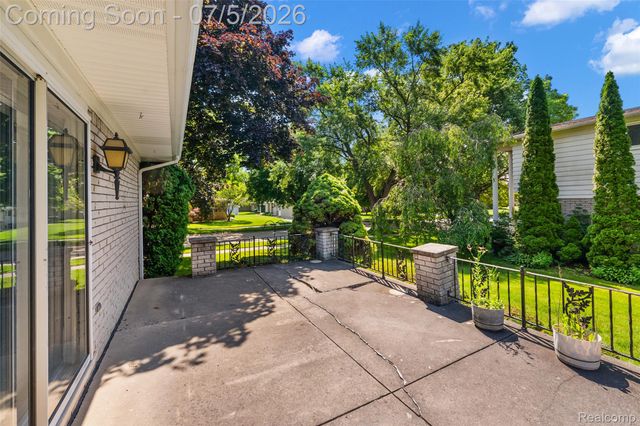 17048 Harbor Hill Drive, Clinton Charter Township, MI 48035