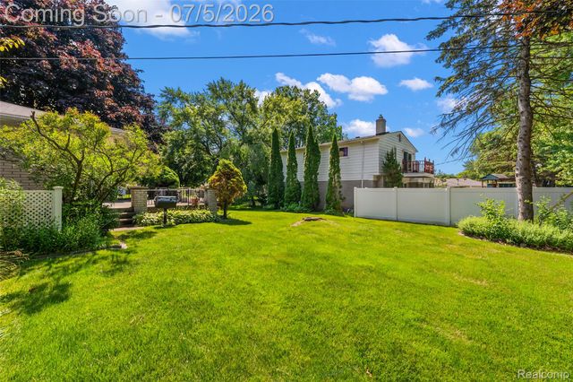 17048 Harbor Hill Drive, Clinton Charter Township, MI 48035
