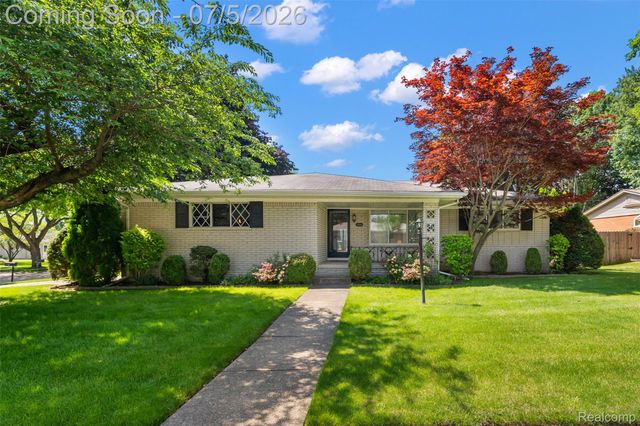 17048 Harbor Hill Drive, Clinton Charter Township, MI 48035