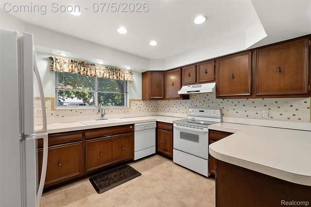17048 Harbor Hill Drive, Clinton Charter Township, MI 48035