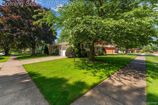 17048 Harbor Hill Drive, Clinton Charter Township, MI 48035