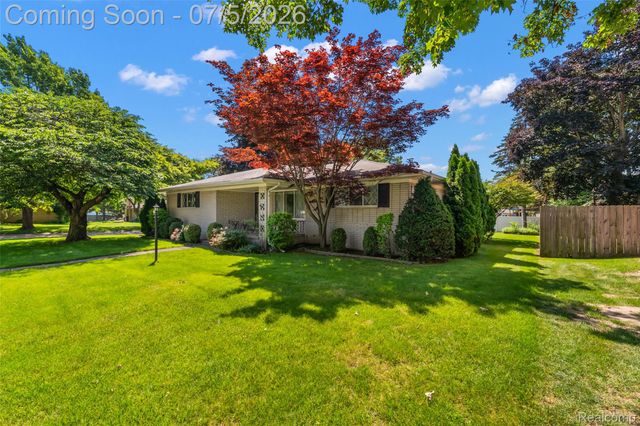 17048 Harbor Hill Drive, Clinton Charter Township, MI 48035