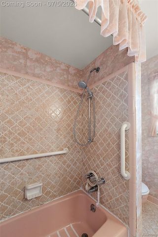 17048 Harbor Hill Drive, Clinton Charter Township, MI 48035