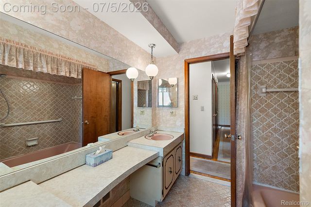 17048 Harbor Hill Drive, Clinton Charter Township, MI 48035