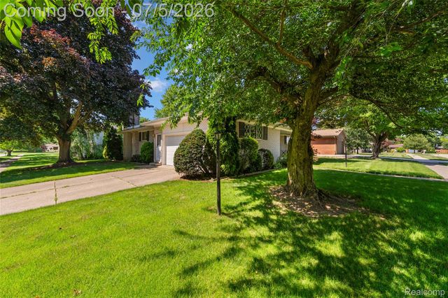 17048 Harbor Hill Drive, Clinton Charter Township, MI 48035