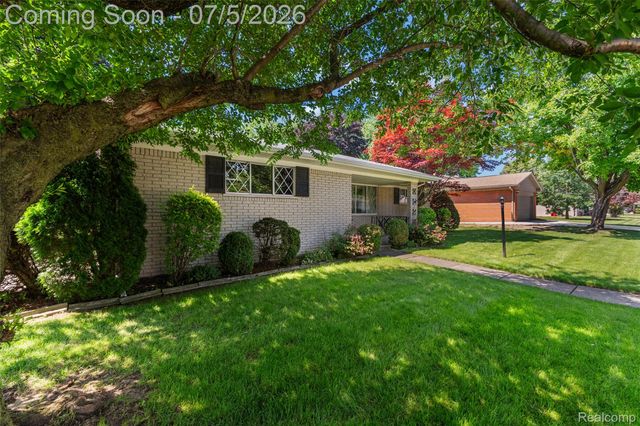 17048 Harbor Hill Drive, Clinton Charter Township, MI 48035