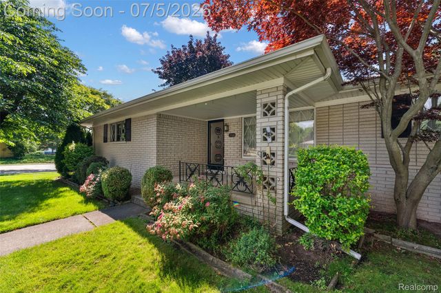 17048 Harbor Hill Drive, Clinton Charter Township, MI 48035