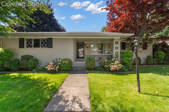 17048 Harbor Hill Drive, Clinton Charter Township, MI 48035