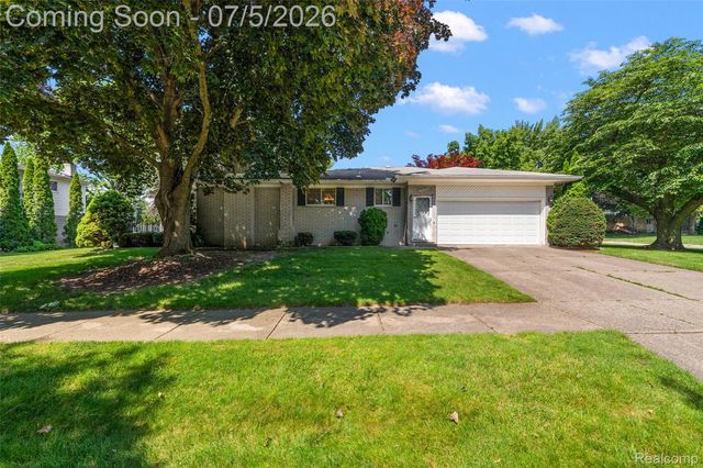 17048 Harbor Hill Drive, Clinton Charter Township, MI 48035