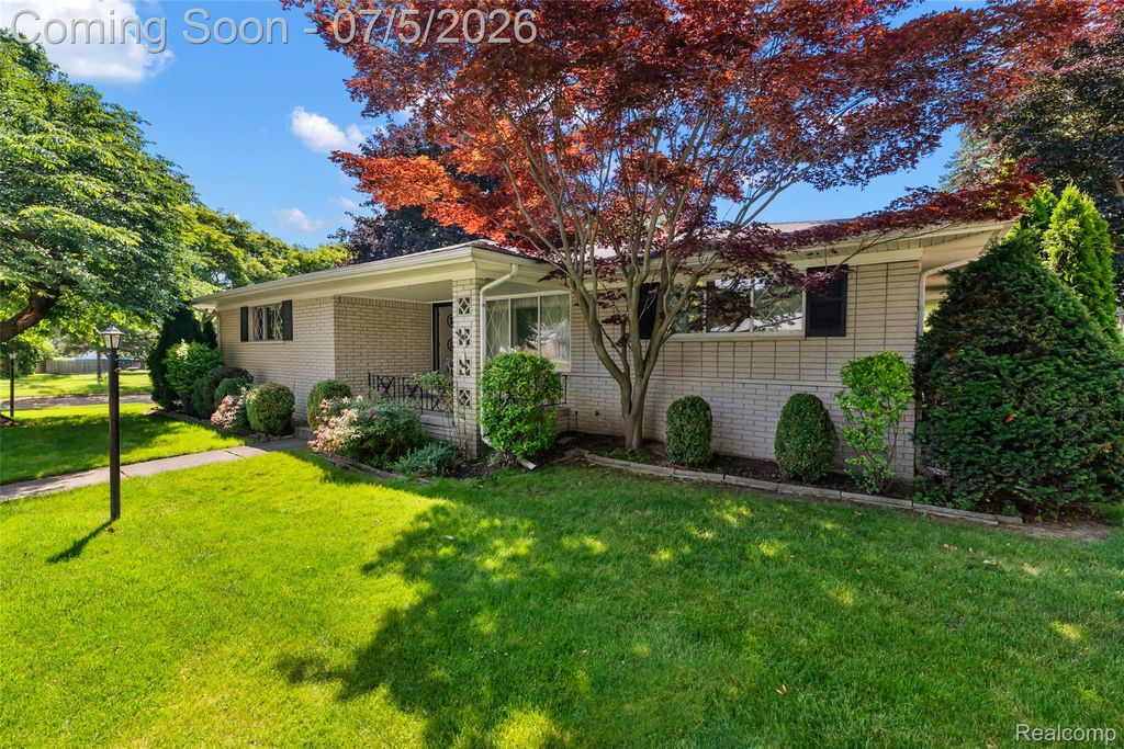 17048 Harbor Hill Drive, Clinton Charter Township, MI 48035