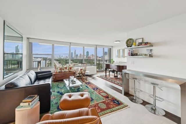 400 E Randolph Street 2417, Chicago, IL 60601