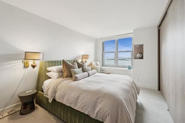 400 E Randolph Street 2417, Chicago, IL 60601