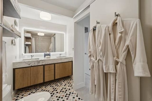 400 E Randolph Street 2417, Chicago, IL 60601