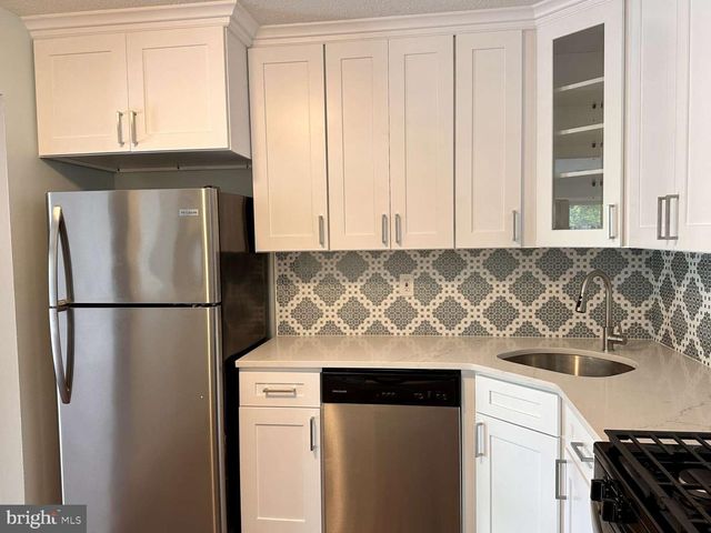 70 MULBERRY CT, Trenton, NJ 08619