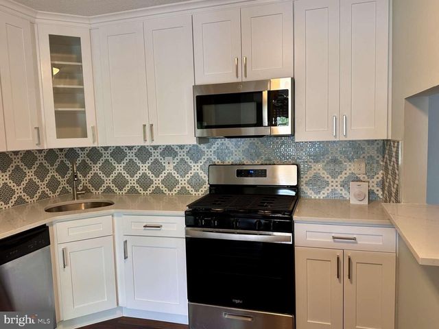 70 MULBERRY CT, Trenton, NJ 08619