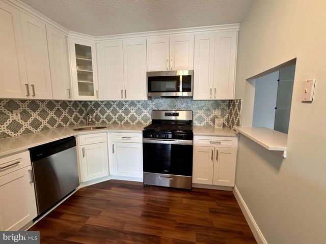 70 MULBERRY CT, Trenton, NJ 08619
