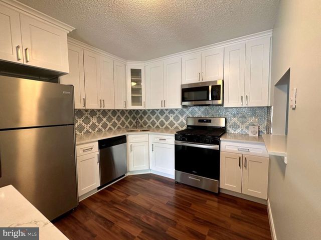 70 MULBERRY CT, Trenton, NJ 08619