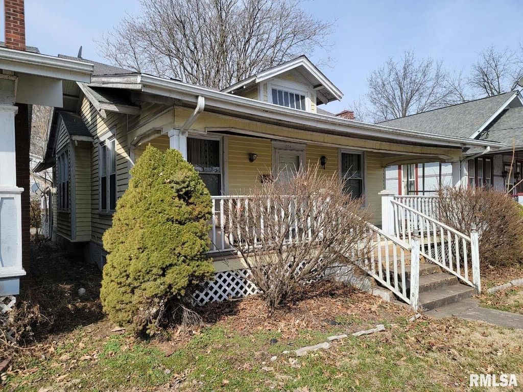 Image 2 of property listing at 334 S LINCOLN Boulevard, Centralia, IL 62801