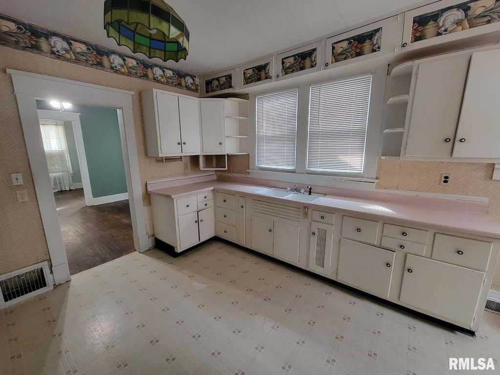 Image 11 of property listing at 334 S LINCOLN Boulevard, Centralia, IL 62801