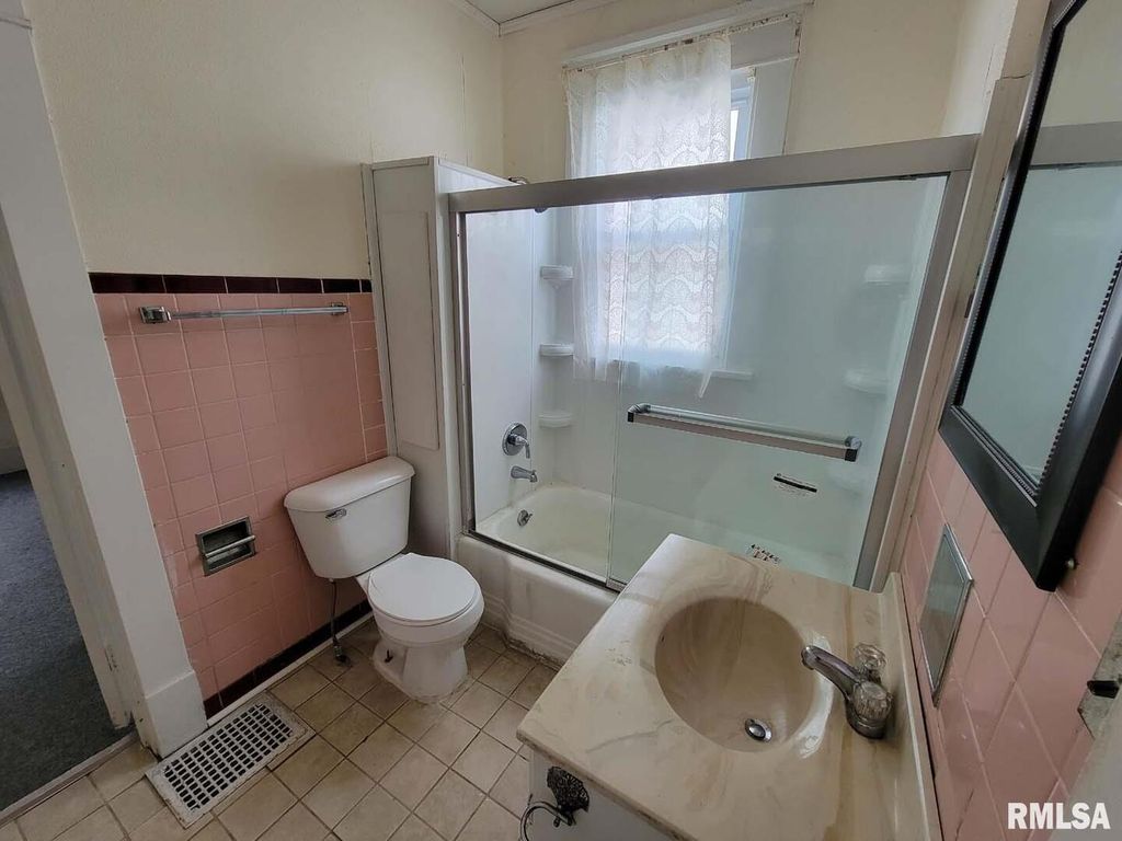 Image 18 of property listing at 334 S LINCOLN Boulevard, Centralia, IL 62801