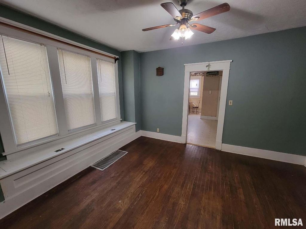 Image 7 of property listing at 334 S LINCOLN Boulevard, Centralia, IL 62801