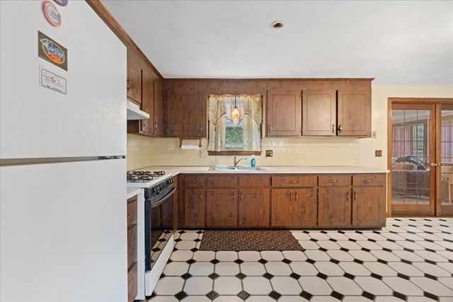 17 Brewster Dr, Bridgewater, MA 02324