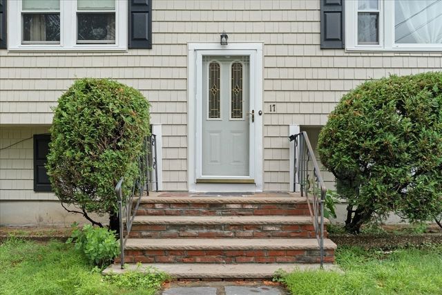 17 Brewster Dr, Bridgewater, MA 02324