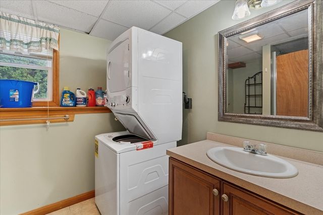 17 Brewster Dr, Bridgewater, MA 02324