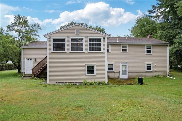 17 Brewster Dr, Bridgewater, MA 02324