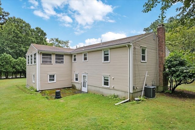 17 Brewster Dr, Bridgewater, MA 02324