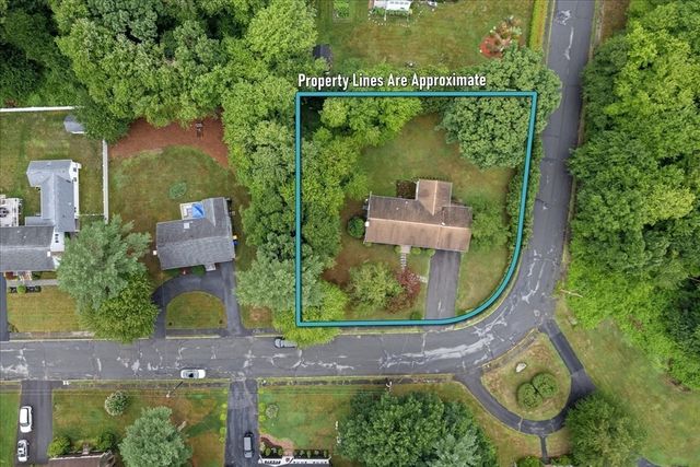 17 Brewster Dr, Bridgewater, MA 02324