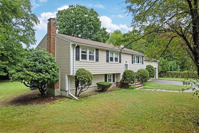 17 Brewster Dr, Bridgewater, MA 02324