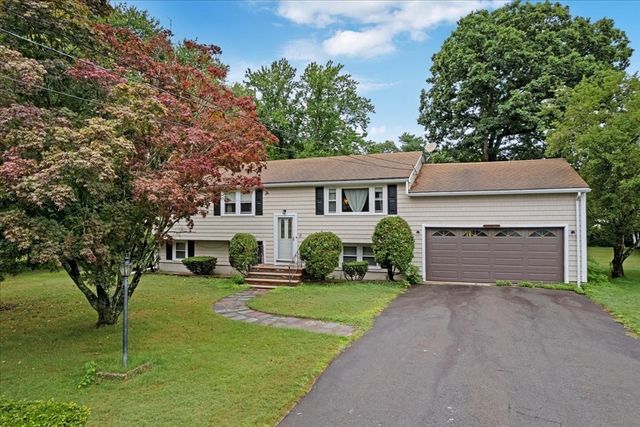 17 Brewster Dr, Bridgewater, MA 02324