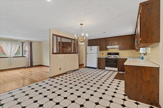 17 Brewster Dr, Bridgewater, MA 02324