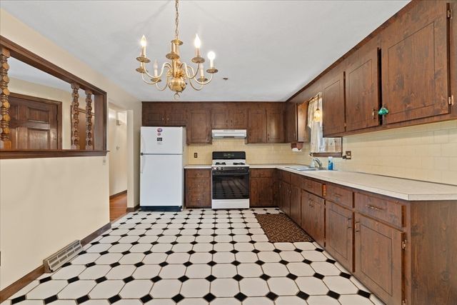 17 Brewster Dr, Bridgewater, MA 02324