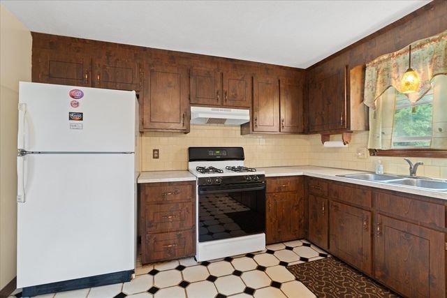 17 Brewster Dr, Bridgewater, MA 02324