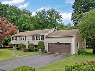 17 Brewster Dr, Bridgewater, MA 02324