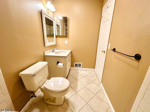 4 Peach Court, Raritan Twp., NJ 08822