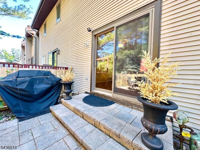 4 Peach Court, Raritan Twp., NJ 08822