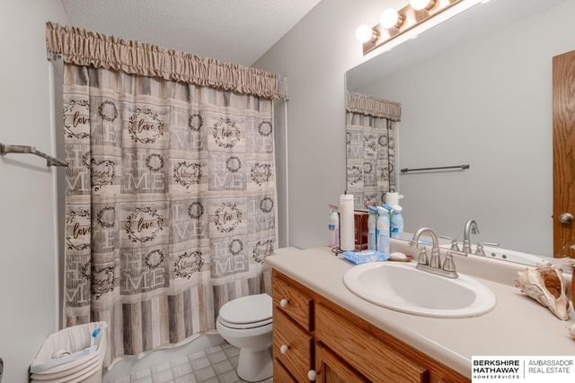 4910 Sinclair Court, Lincoln, NE 68516