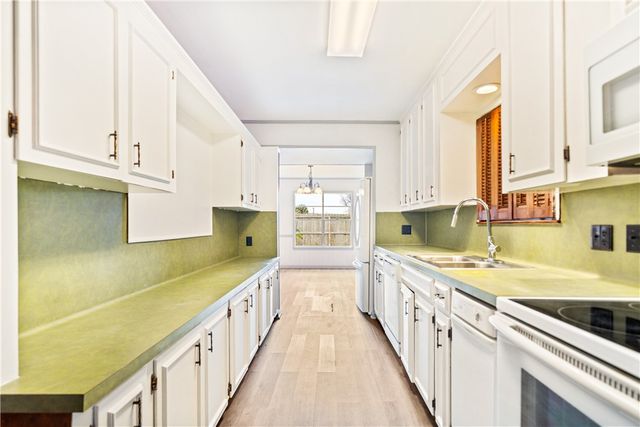 1419 S 11th St, Kingsville, TX 78363