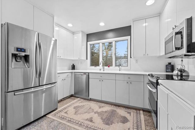 21524 Thorofare Road, Grosse Ile, MI 48138