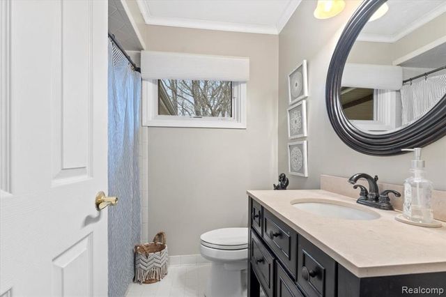 21524 Thorofare Road, Grosse Ile, MI 48138