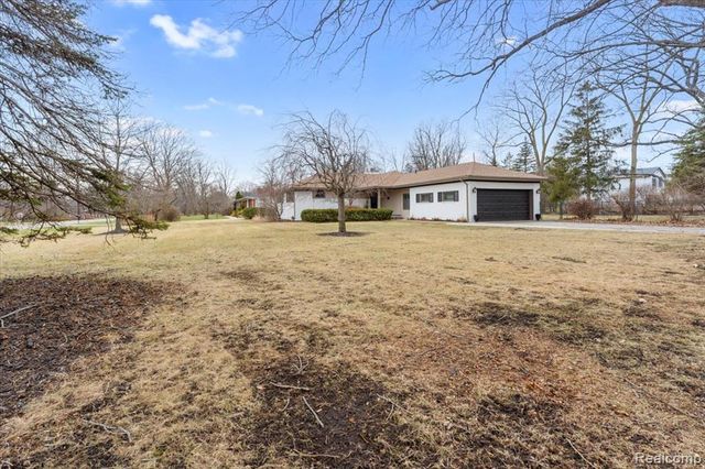 21524 Thorofare Road, Grosse Ile, MI 48138