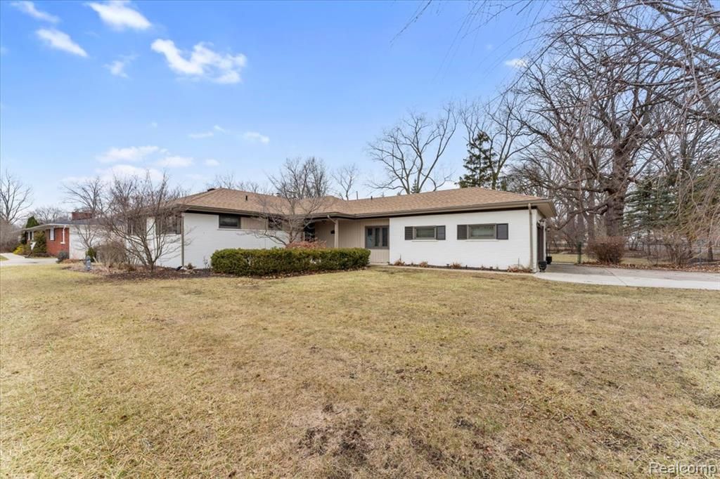 21524 Thorofare Road, Grosse Ile, MI 48138