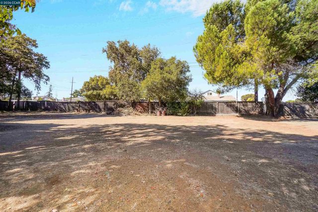 2812 Cowell, Concord, CA 94518
