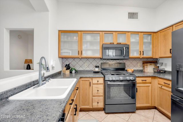 8866 E Desert Lily Place, Tucson, AZ 85715