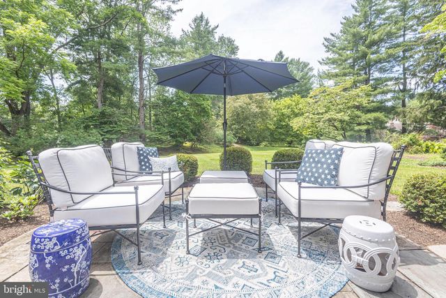8 SUGAR KNOLL DR, Devon, PA 19333