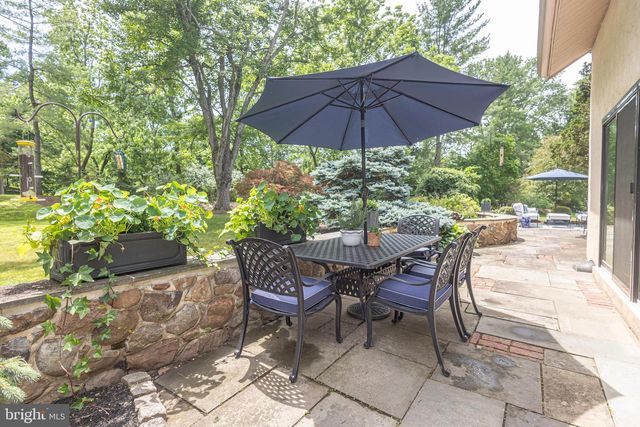 8 SUGAR KNOLL DR, Devon, PA 19333